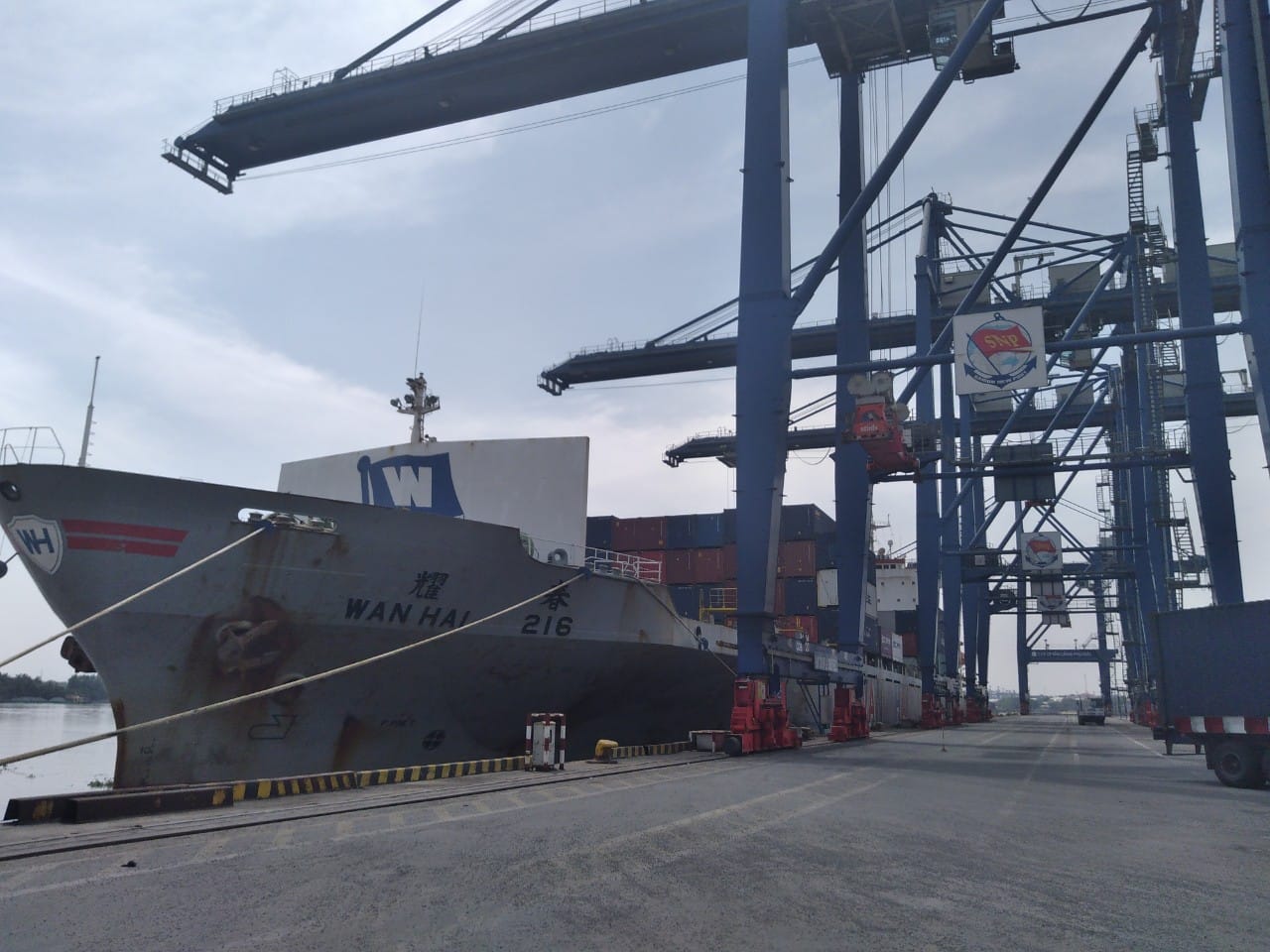 Thông quan tại cảng, làm việc với cán bộ hải quan là công việc hàng ngày của anh Trung và những người làm nghề xuất nhập khẩu 
